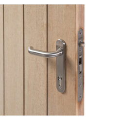 Locinox H-Wood insteekslot voor houten poorten - In gebruik 2